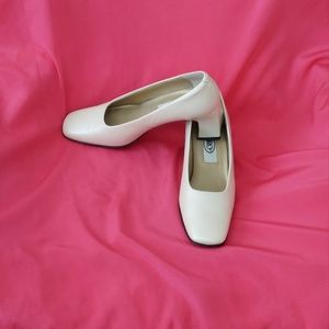 SRO mid heels Winter White 6 NWT